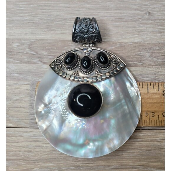 Meran Sterlng Silver, Mother of Pearl & Onyx Large Round Ornate Pendant 161 - Picture 4 of 9